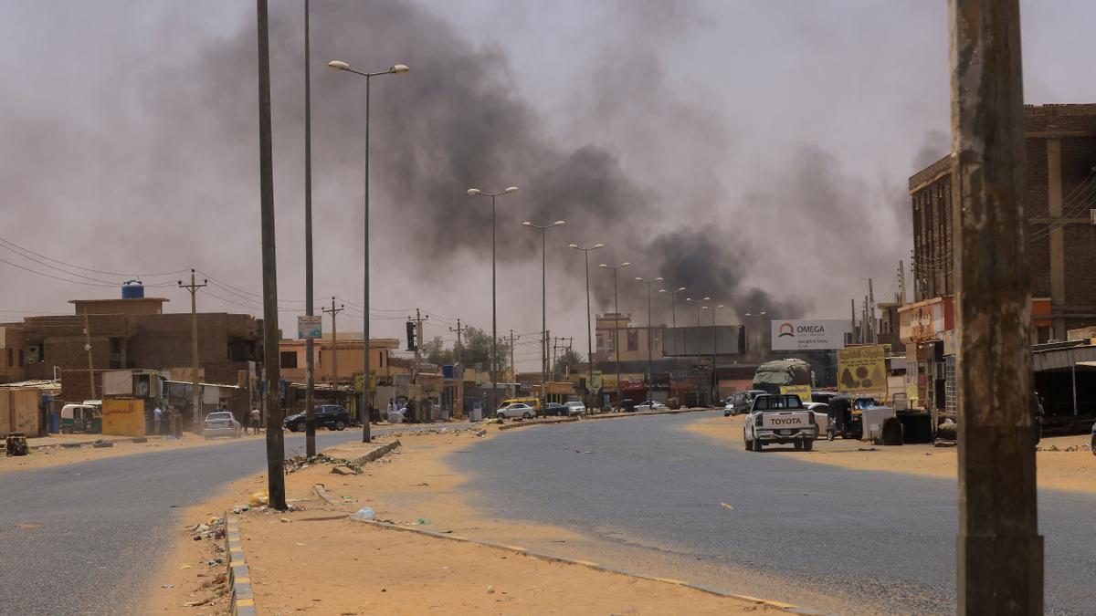 Imagen del humo en una ciudad de Sudán donde se suceden los combates.