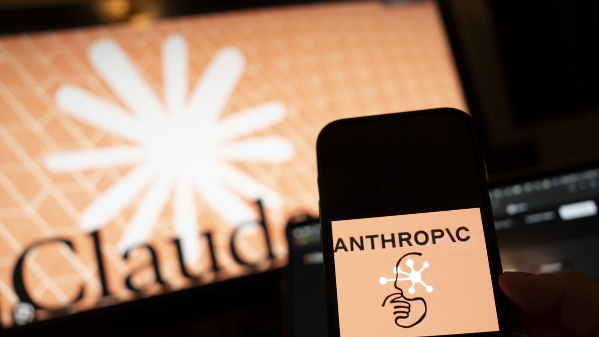 Una persona sostiene un teléfono con el logotipo compañía Anthropic en Nueva York.