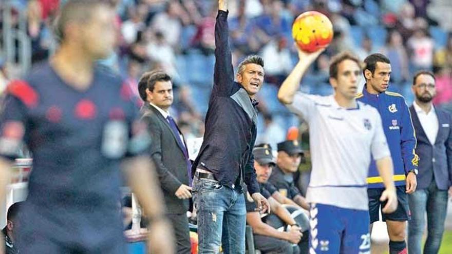 Martí da instrucciones a sus jugadores el sábado.