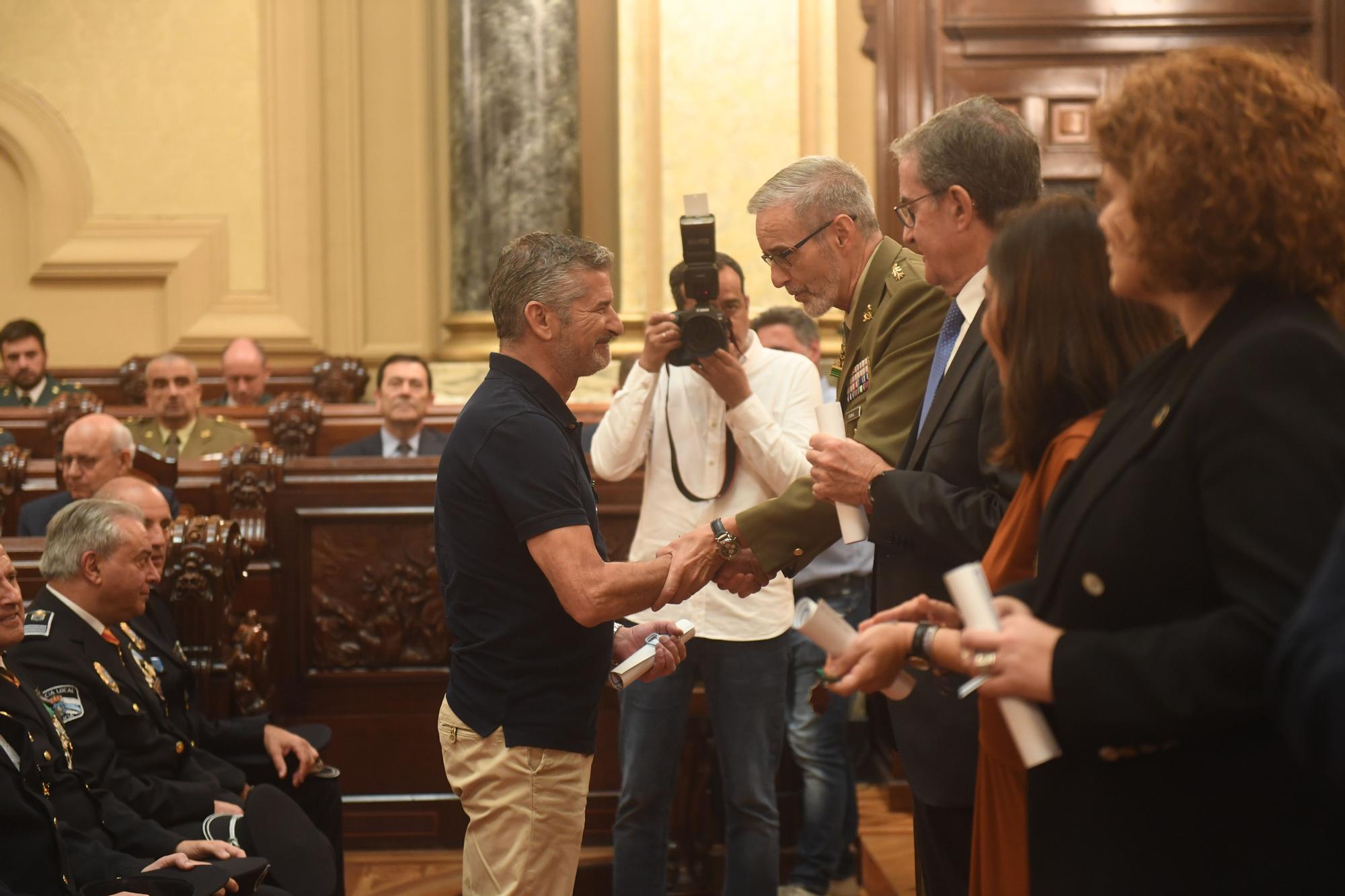 Homenaje a los policías locales de A Coruña que llevan 20 años en el cuerpo