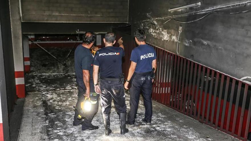 Investigan si el fuego en un garaje de Badajoz que afectó a 26 vehículos fue intencionado