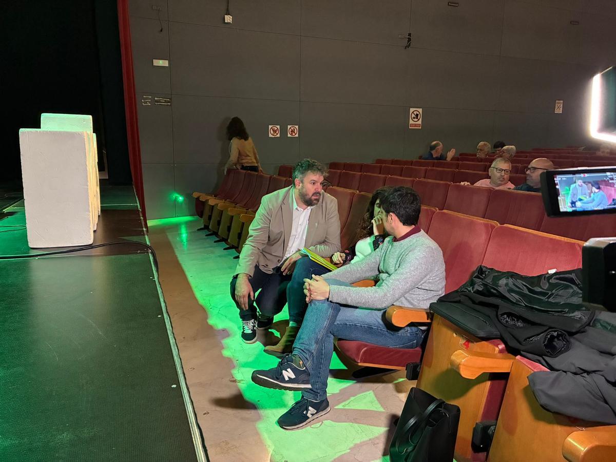 Lluís Apesteguia, Maria Ramon y Ferran Rosa antes del inicio de la VII Asamblea.