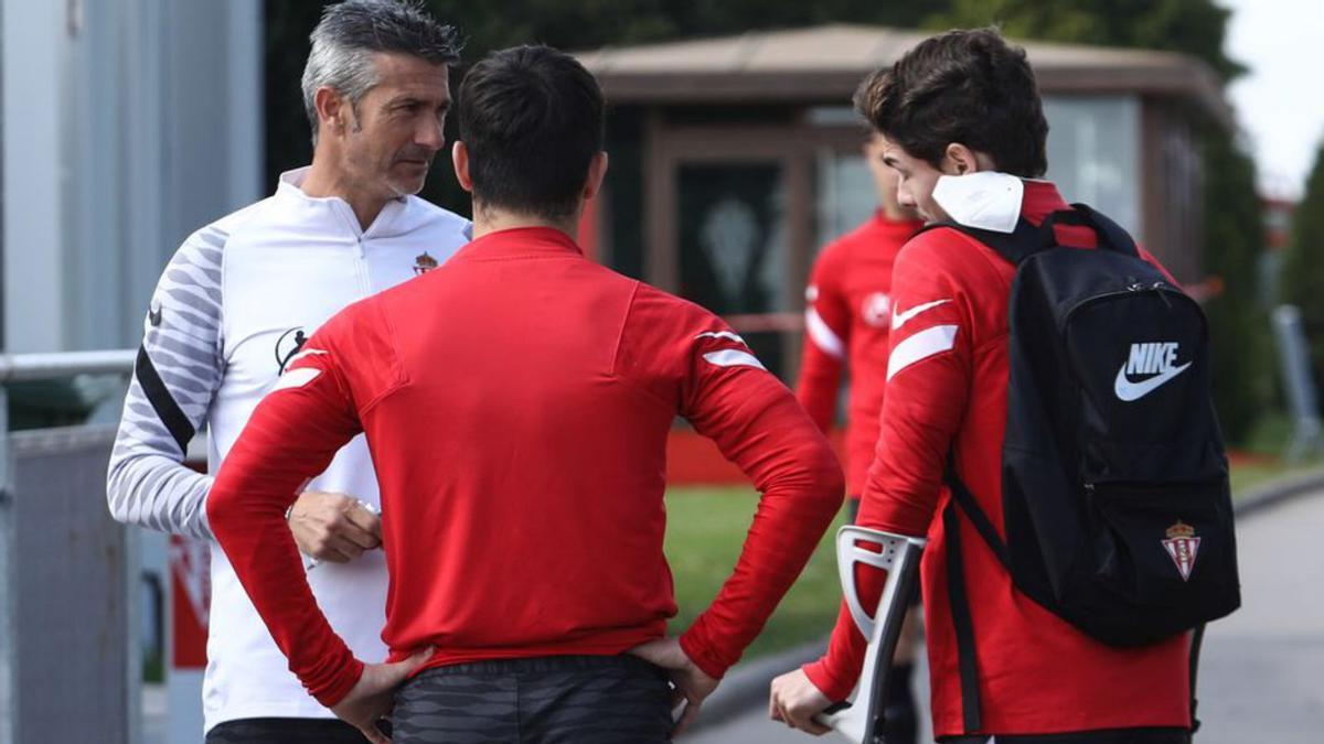 Apoyo a Argüelles y Pelayo. Martí, ayer, con David Argüelles y Pelayo Pérez, en Mareo. | Juan Plaza