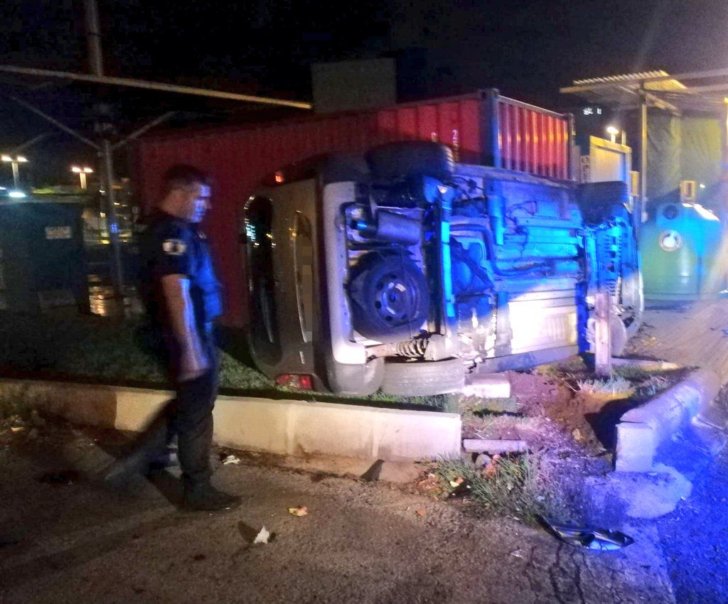 Un conductor ebrio vuelca en la Avenida Marítima y se da a la fuga