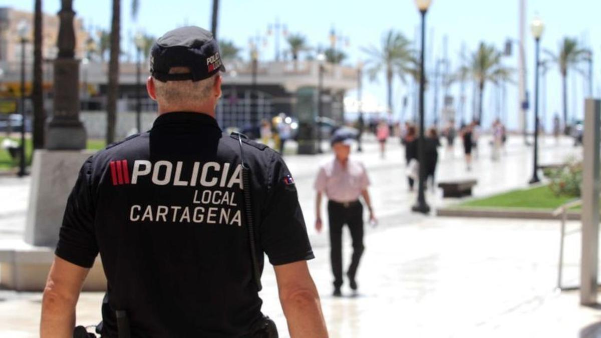 Un agente de Policía Local patrulla por el Puerto de Cartagena.