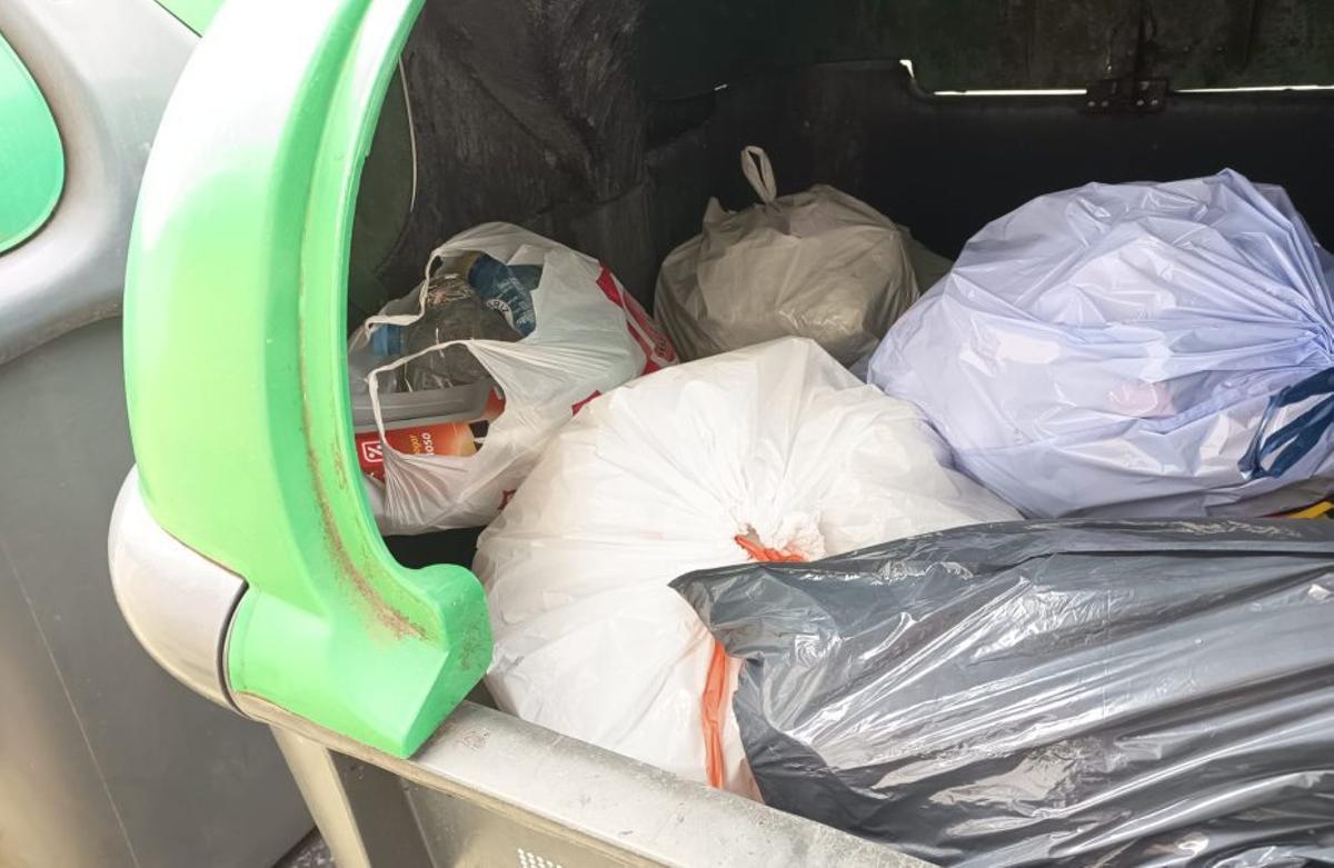 Plásticos en el contenedor de orgánico.