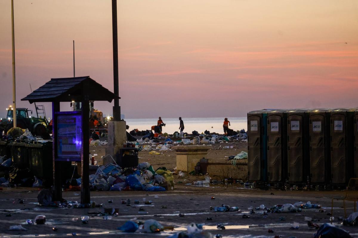 Dispositivo de limpieza en las playas valencianas tras la noche de San Juan Dispositivo de limpieza en las playas valencianas tras la noche de San Juan