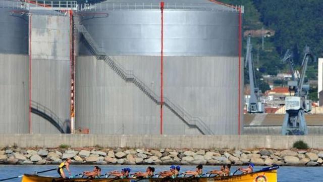La trainera de Amegrove durante una de las pruebas disputadas en Vilagarcía el pasado año. // Iñaki Abella