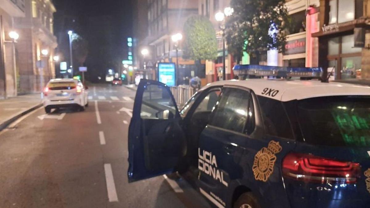 El coche policial que intentó quemar el detenido, en Gijón.