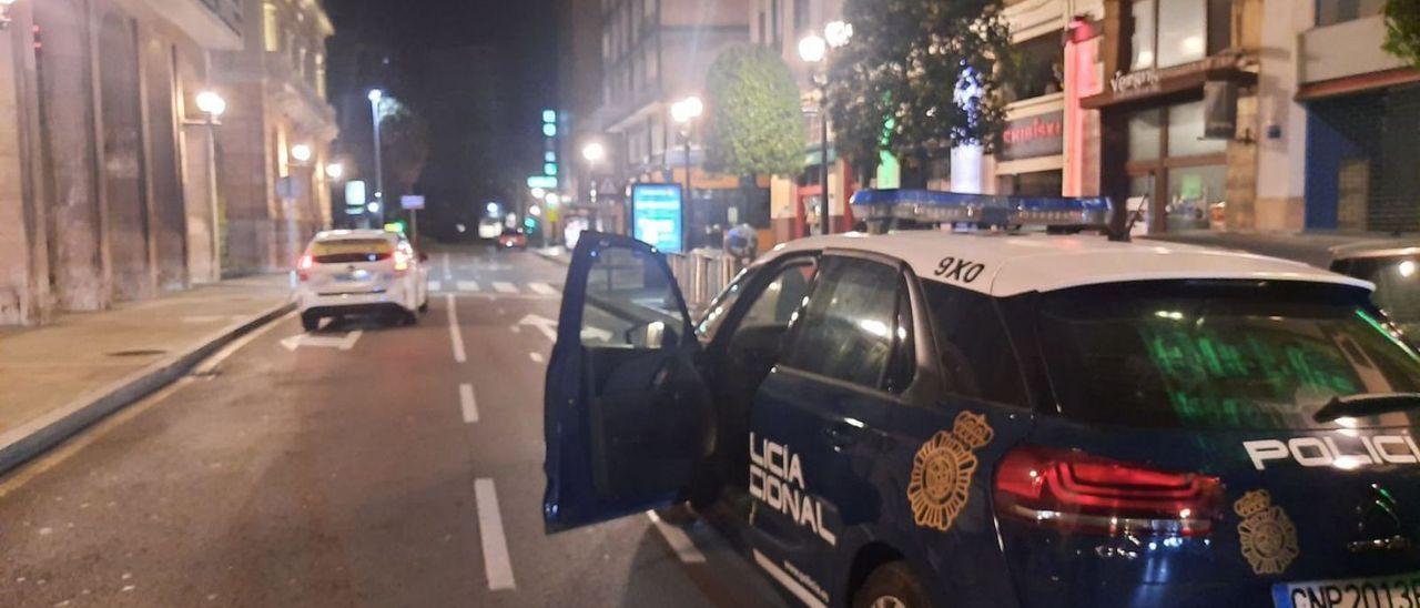 El coche policial que intentó quemar el detenido, en Gijón.
