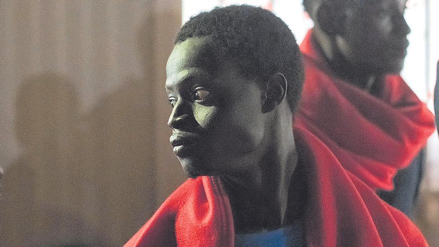 Uno de los 80 ocupantes que la Salvamar 'Izar' rescató ayer cuando intentaba llegar en una neumática a Fuerteventura.