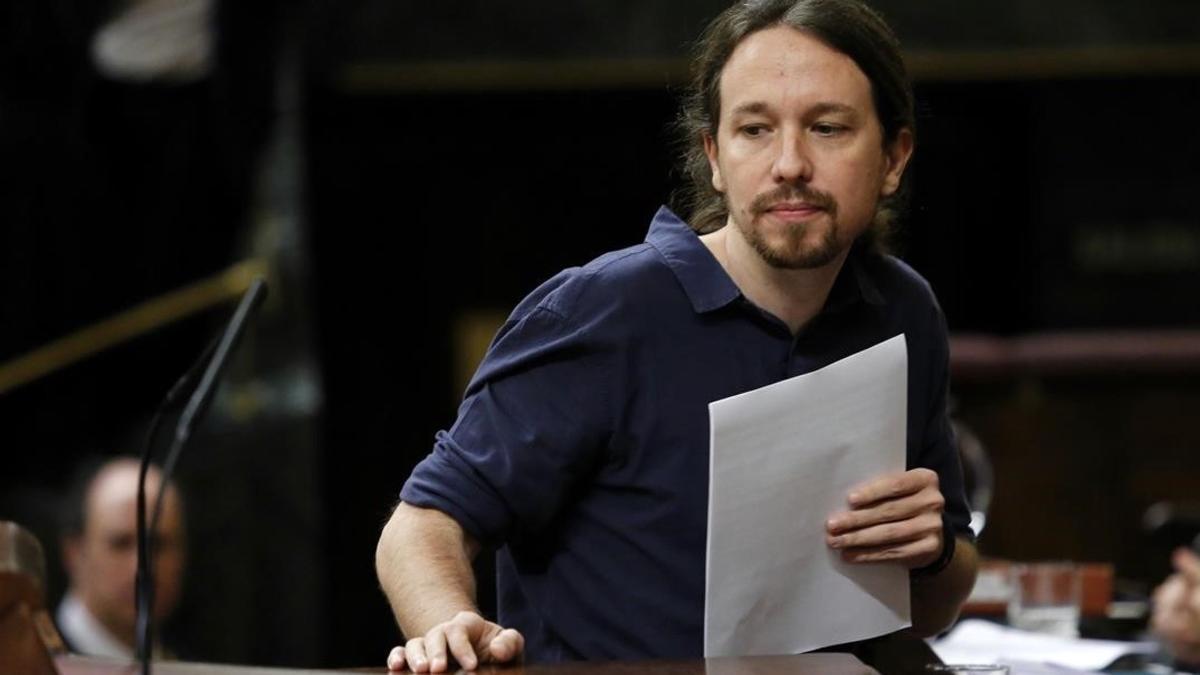 Pablo Iglesias vuelve a su escaño tras su discurso en el hemiciclo.