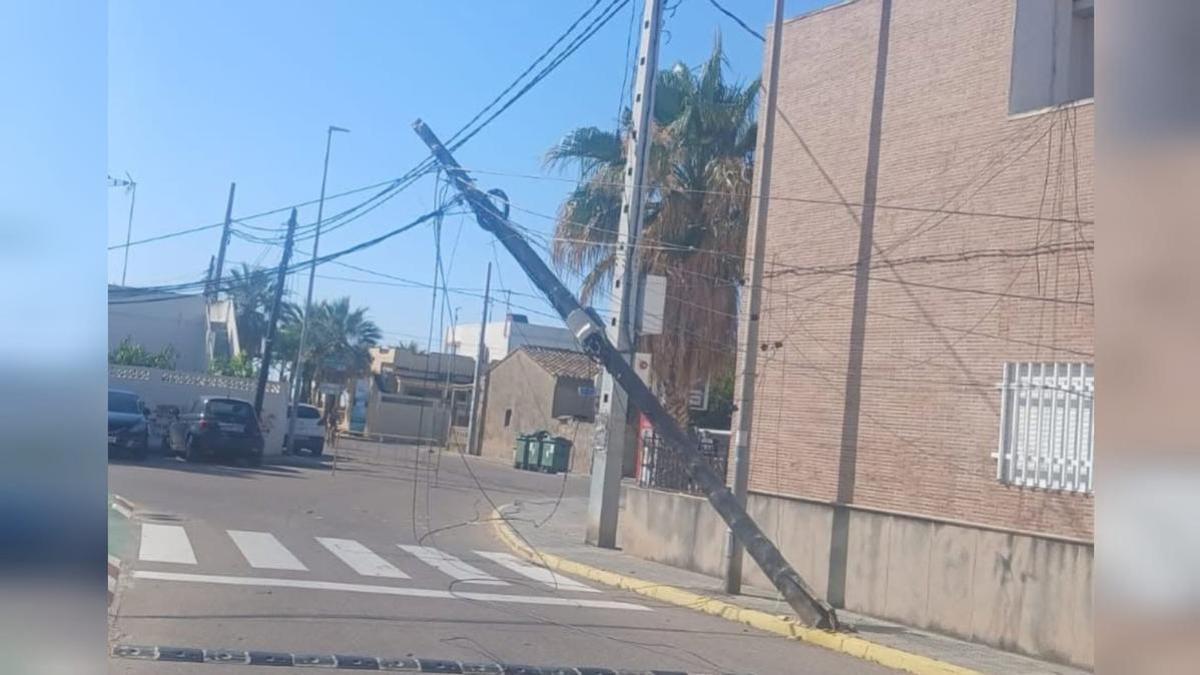 Así se ha quedado el poste de telefonía tras colisionar el camión con el cableado aéreo en Almenara.