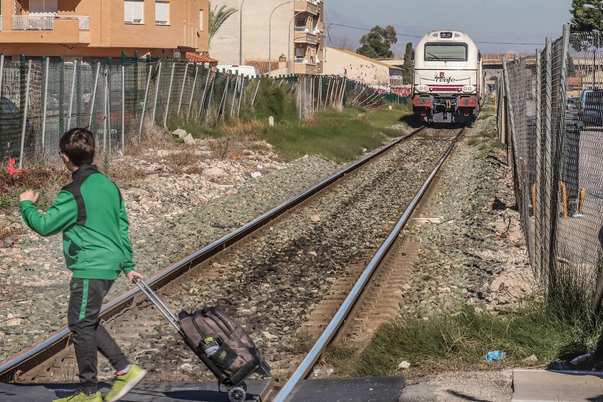 Los vecinos de Callosa de Segura seguirán sorteando el paso a nivel para superar la barrera de la línea convencional no electrificada del Cercanías