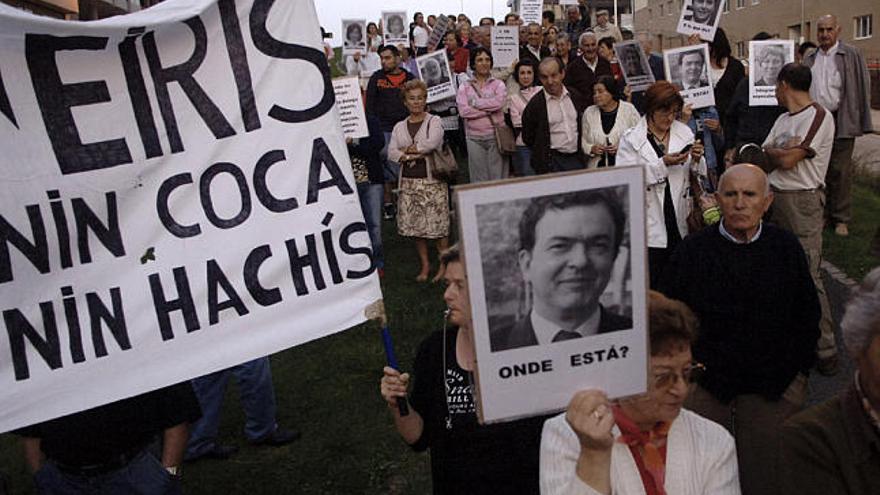 Participantes en la manifestación de ayer en la calle Oleoducto.