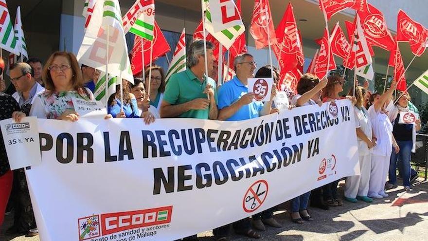 La concentración tuvo lugar ayer en la entrada del Hospital Clínico.