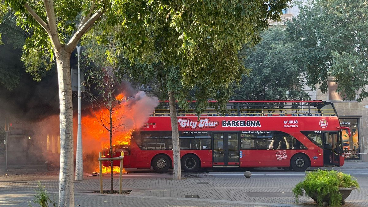 VÍDEO | Un autobús turístico se incendia en la avenida Diagonal de Barcelona