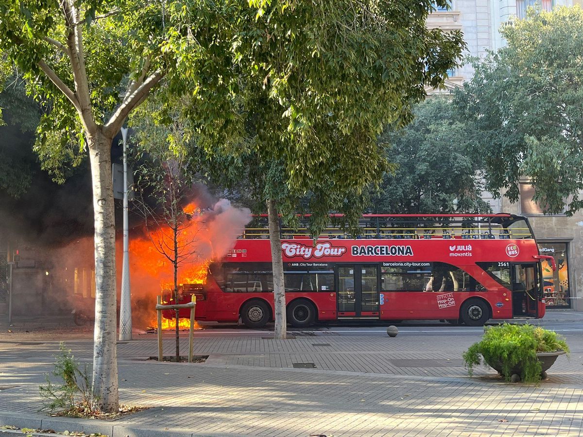 Un autobús turístic s'incendia a l'avinguda Diagonal de Barcelona