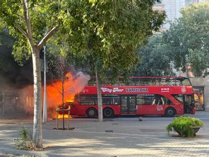 Un autobús turístic s'incendia a l'avinguda Diagonal de Barcelona