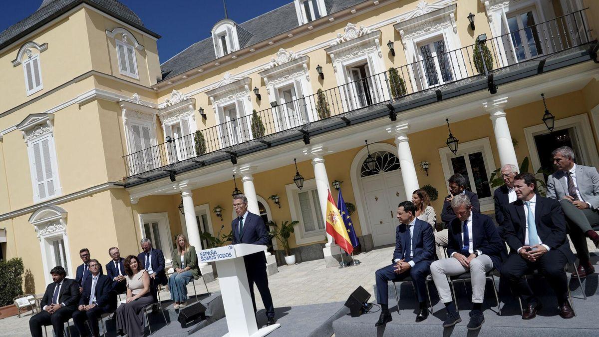 Alberto Núñez Feijóo preside una reunión de presidentes autonómicos del PP, en septiembre de 2024.