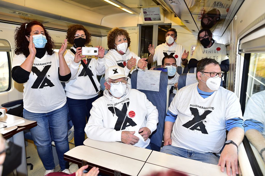 Los vecinos de las vías, celebran su primer viaje en el nuevo tren soterrado