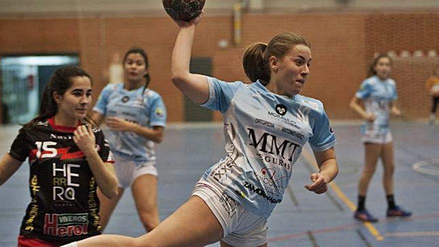 Clara lanza a puerta en un partido anterior del equipo sénior femenino del BM Zamora.