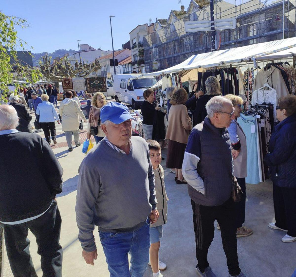 Afluencia al mercadillo ambulante del Jueves Santo en Bueu. | SANTOS ÁLVAREZ
