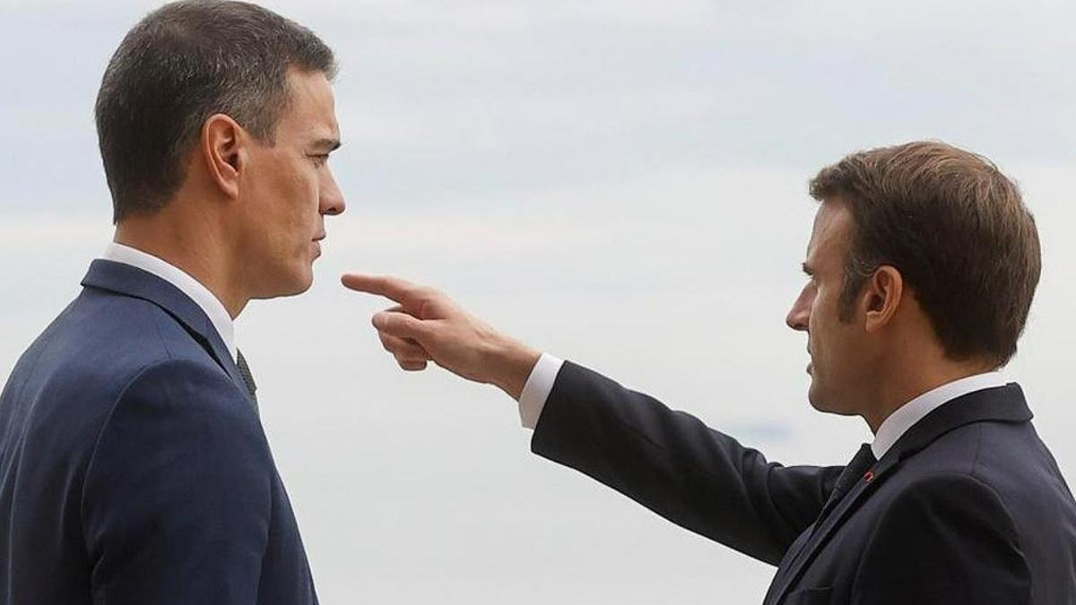 El presidente del Gobierno, Pedro Sánchez, y el presidente de la República Francesa, Emmanuel Macron.