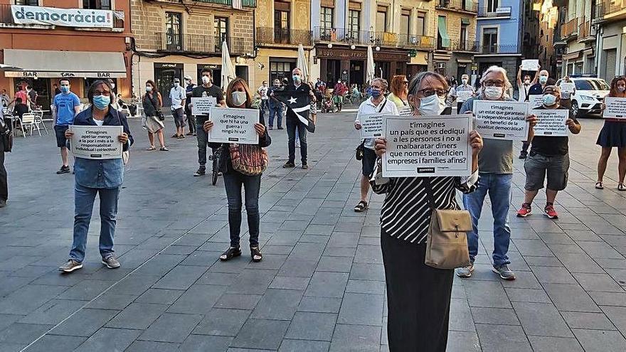 Concentració silenciosa, ahir al capvespre, a la plaça Major convocada per l&#039;ANC