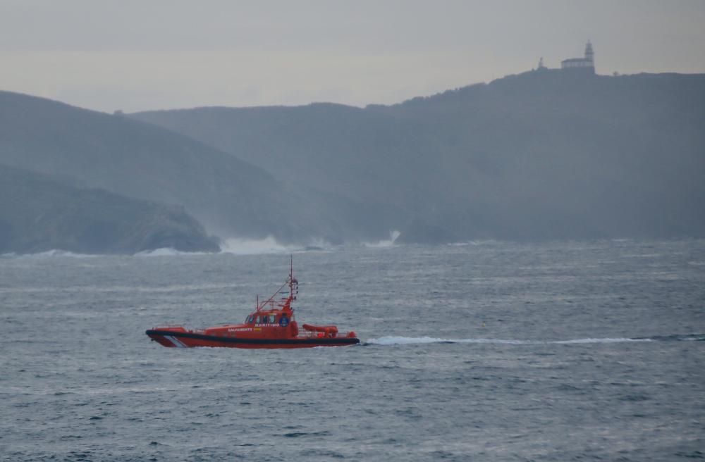 Medios de salvamento y emergencias buscan por mar y tierra al tripulante desaparecido tras volcar un pesquero cerca de las Illas Ons