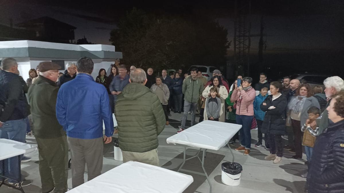 Asistentes a la fiesta inaugural del centro social.