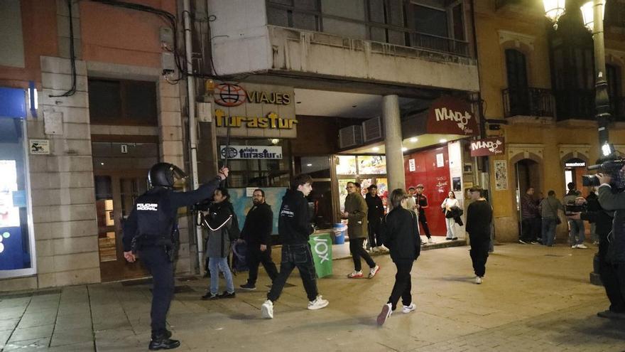 Tres detenidos y varios heridos en los disturbios tras el mitin de Vox en Avilés: varias cargas policiales y una guerra de insultos