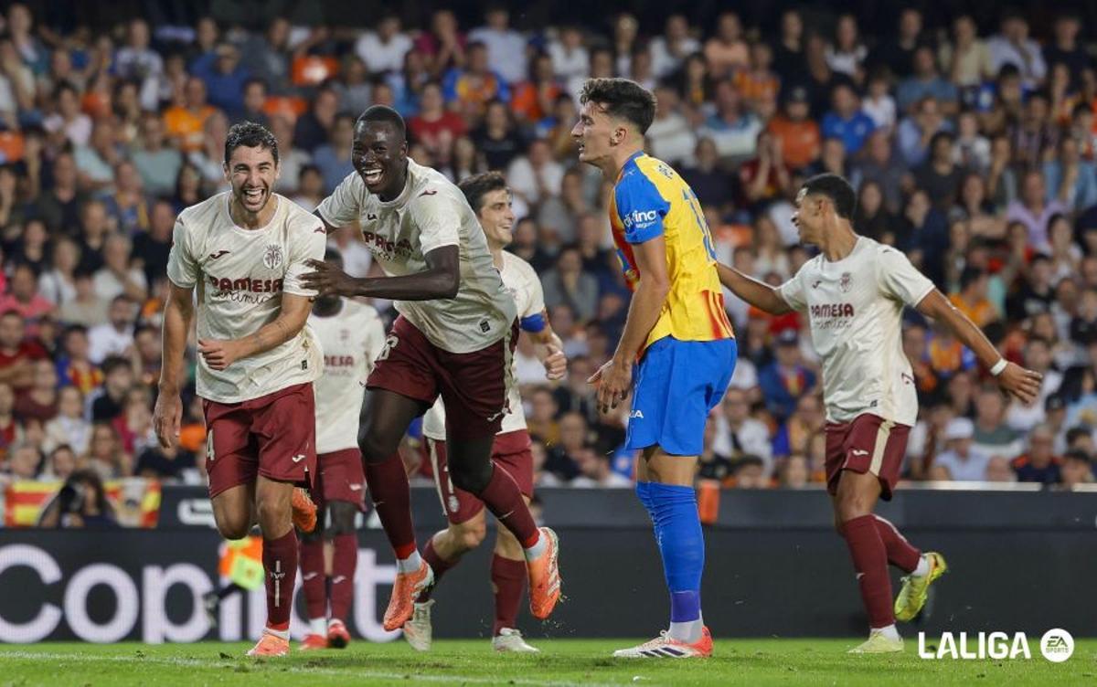 Comesaña festeja con Pape Gueye el segundo gol al Valencia en Mestalla