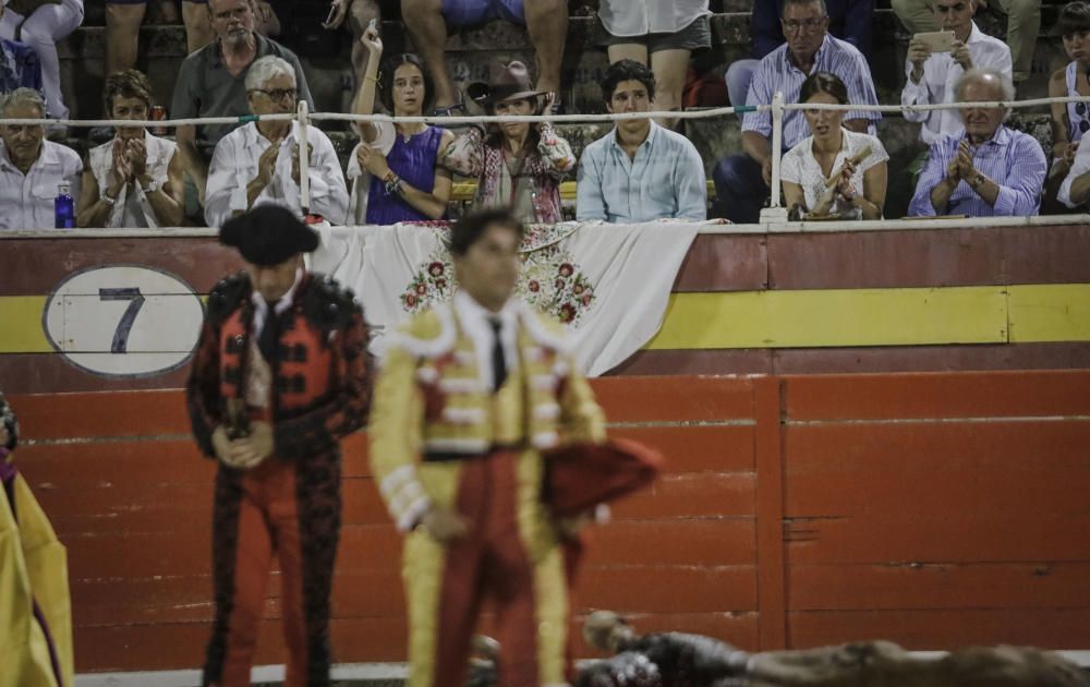 La infanta Elena y sus hijos en los toros