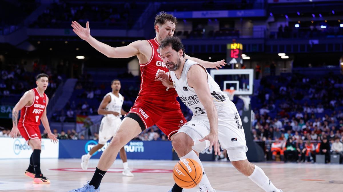 Sander Hollanders trata de defender a Sergio Llulla en un partido del Girona frente al Real Madrid