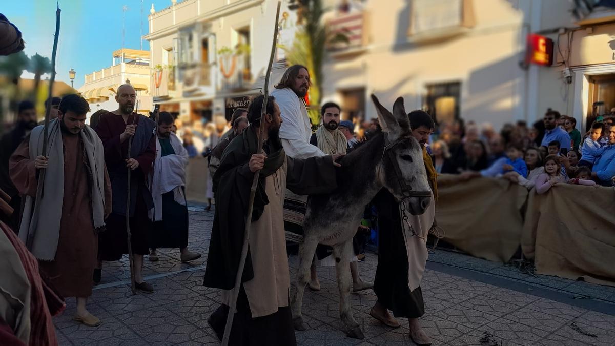 Jesús con sus apostoles atraviesa el paseo de las palmeras, este domingo.