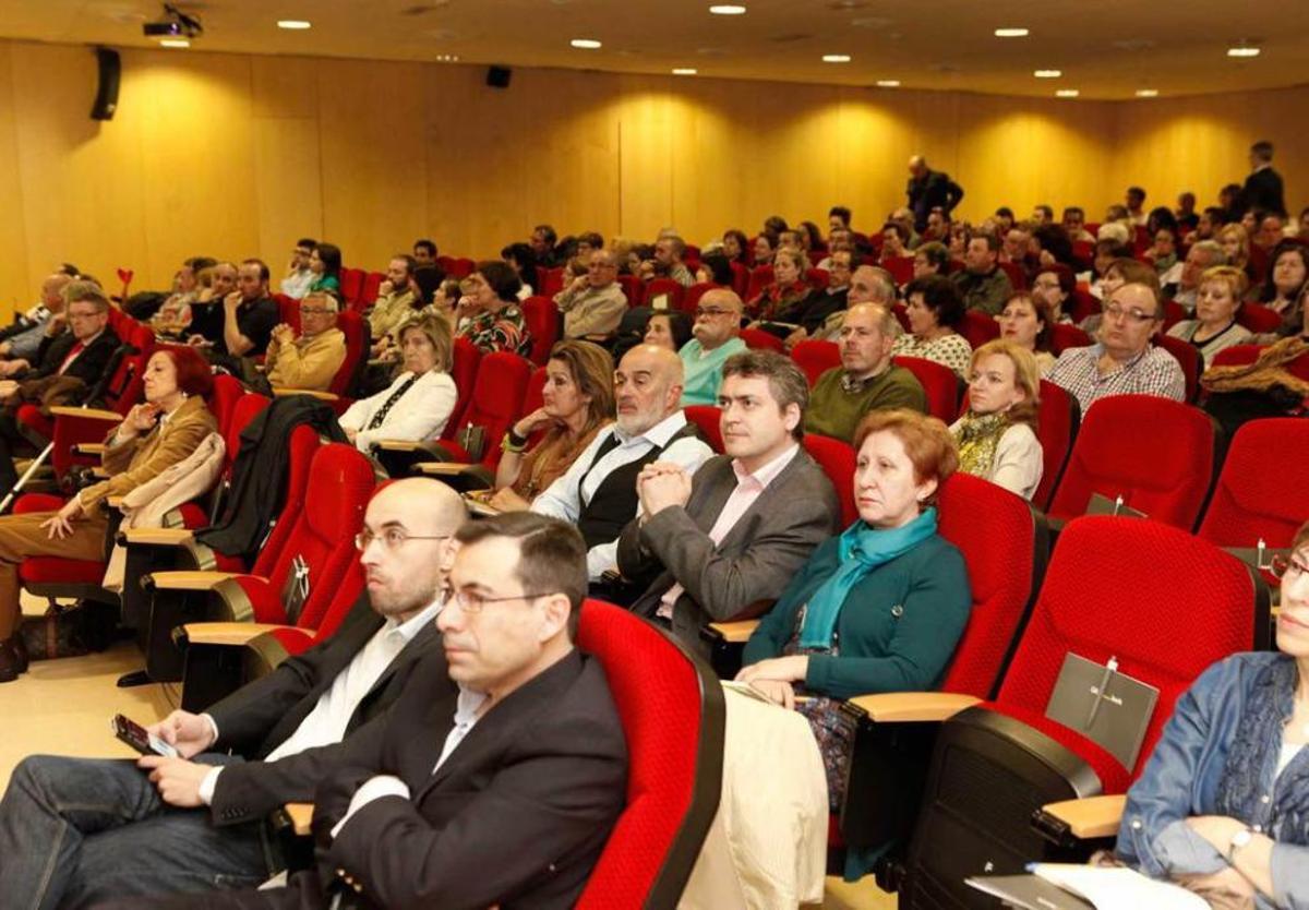 Asistentes a la jornada de ayer en el Hospital de Cabueñes sobre esclerosis múltiple.