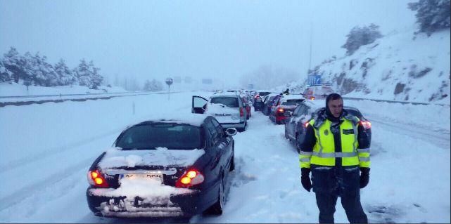 Conductores atrapados por la nieve en la AP-6