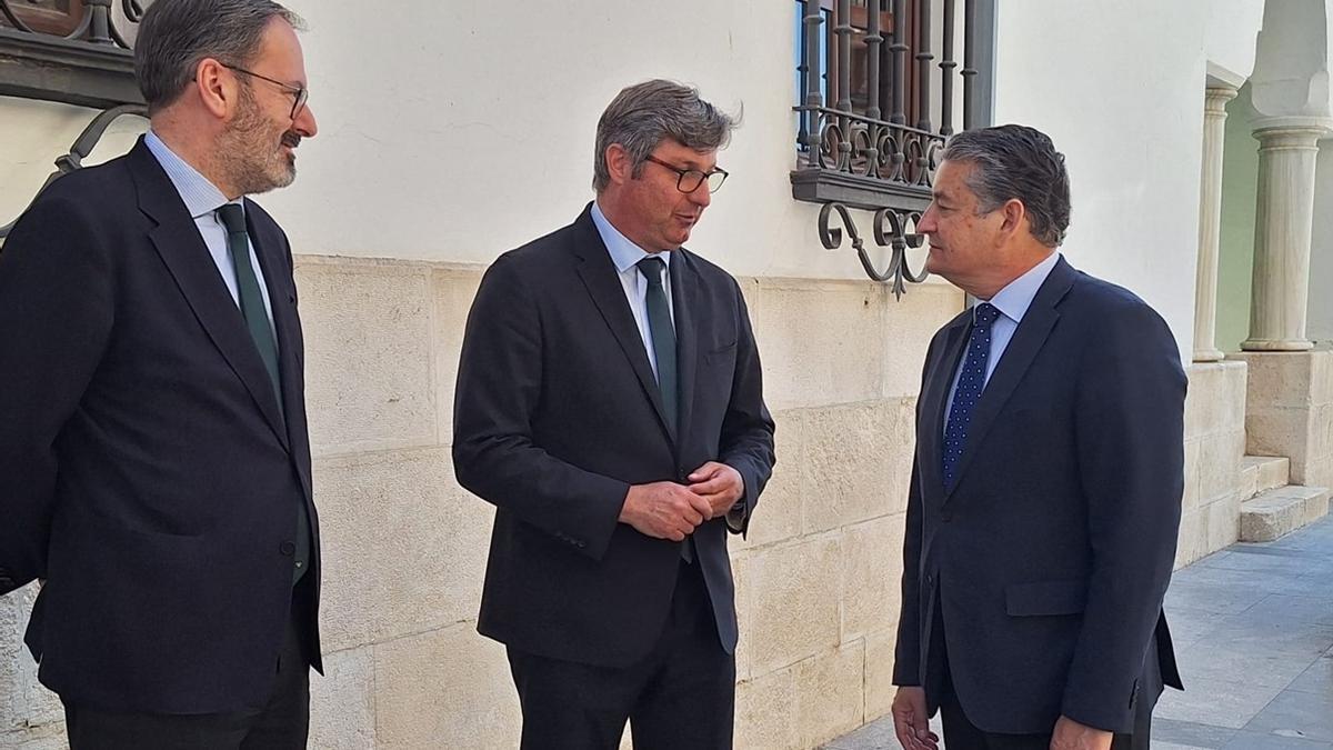 El delegado de la Junta en Córdoba, Adolfo Molina; el alcalde de Puente Genil, Sergio Velasco, y el consejero de la Presidencia, Antonio Sanz.