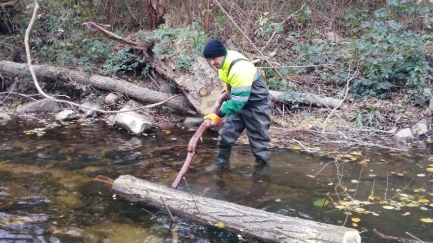 Retiren neveres, pneumàtics, mobles i restes d&#039;obra de la riera d&#039;Osor