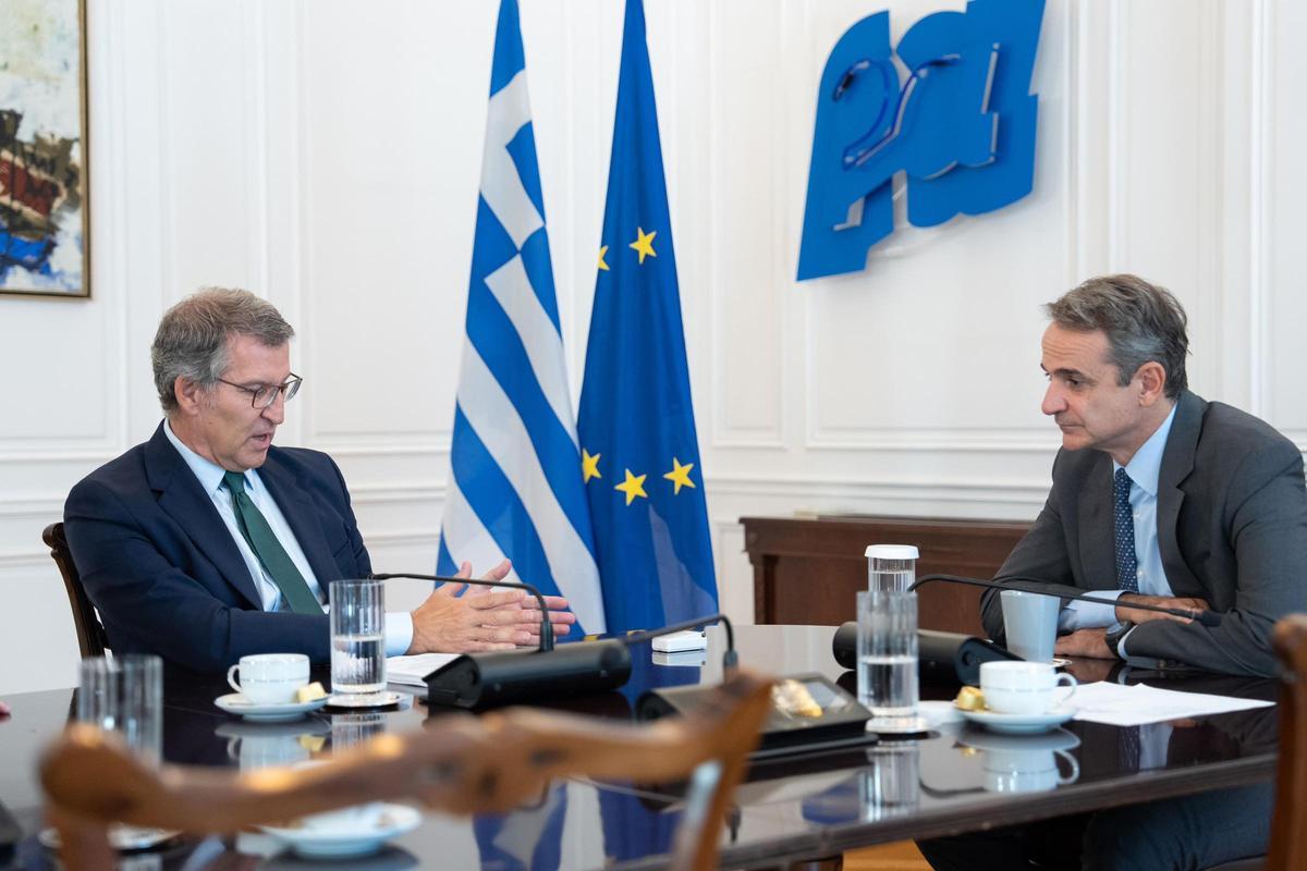 El líder del PP, Alberto Núñez Feijóo, durante una reunión en Atenas con el primer ministro de Grecia, Kyriákos Mitsotakis, el pasado viernes.