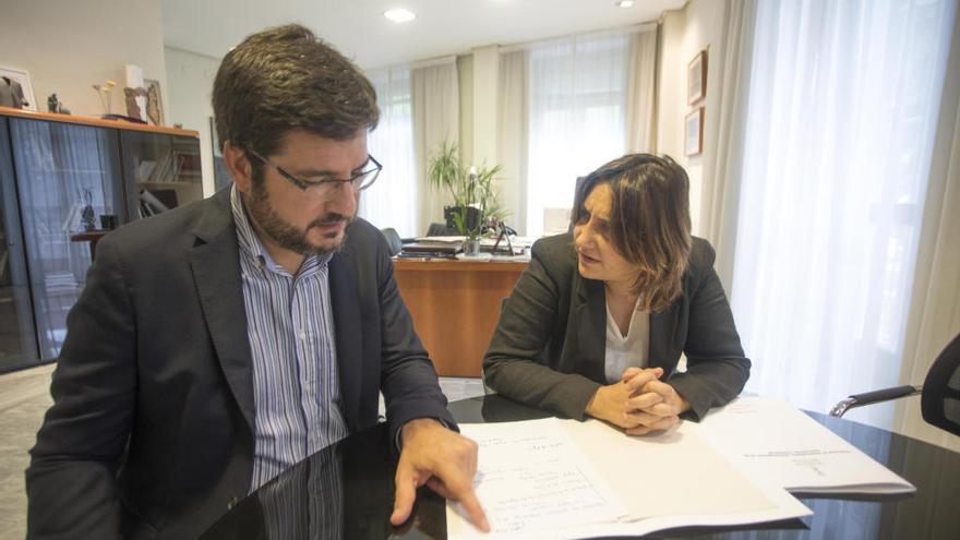 Ignacio Blanco y la consellera Rosa Pérez, en una reunión en la conselleria.