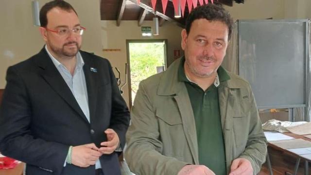 Julio García votando, en compañía de Adrián Barbón.
