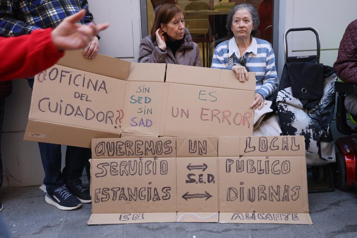 Concentración por la reapertura del centro de plaza América frente a la Oficina del Cuidador del Ayuntamiento de Alicante.