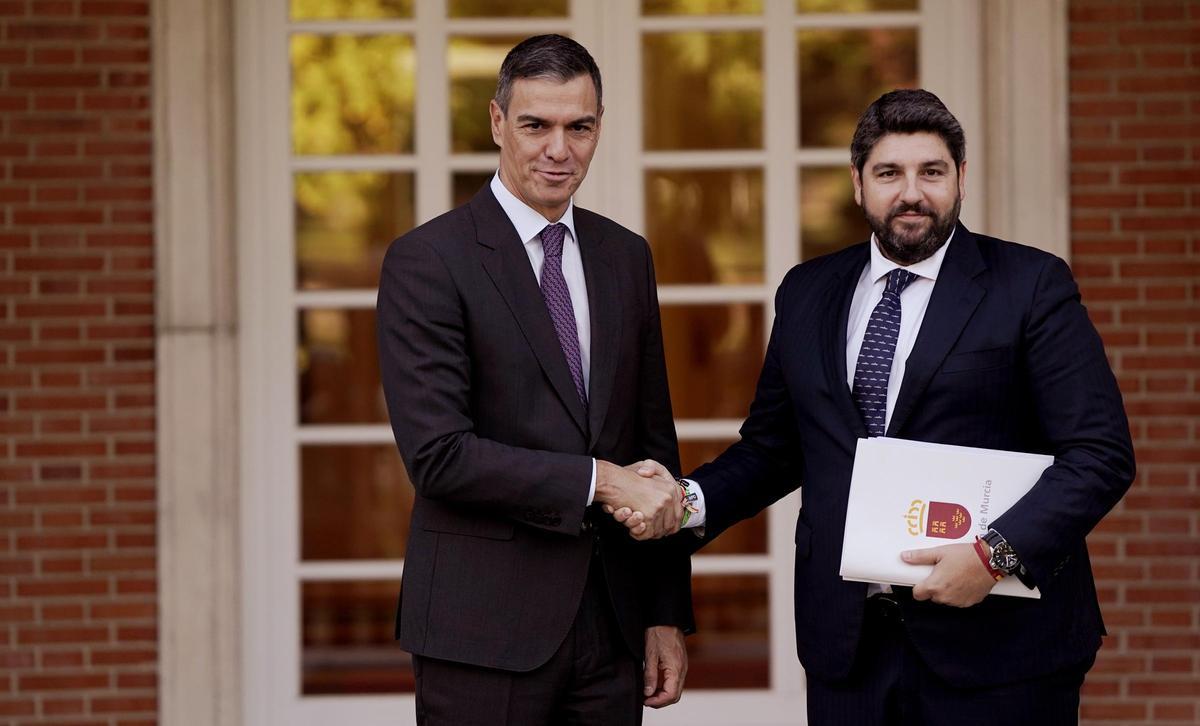 El presidente del Gobierno, Pedro Sánchez, recibe al presidente de Murcia, López Miras.