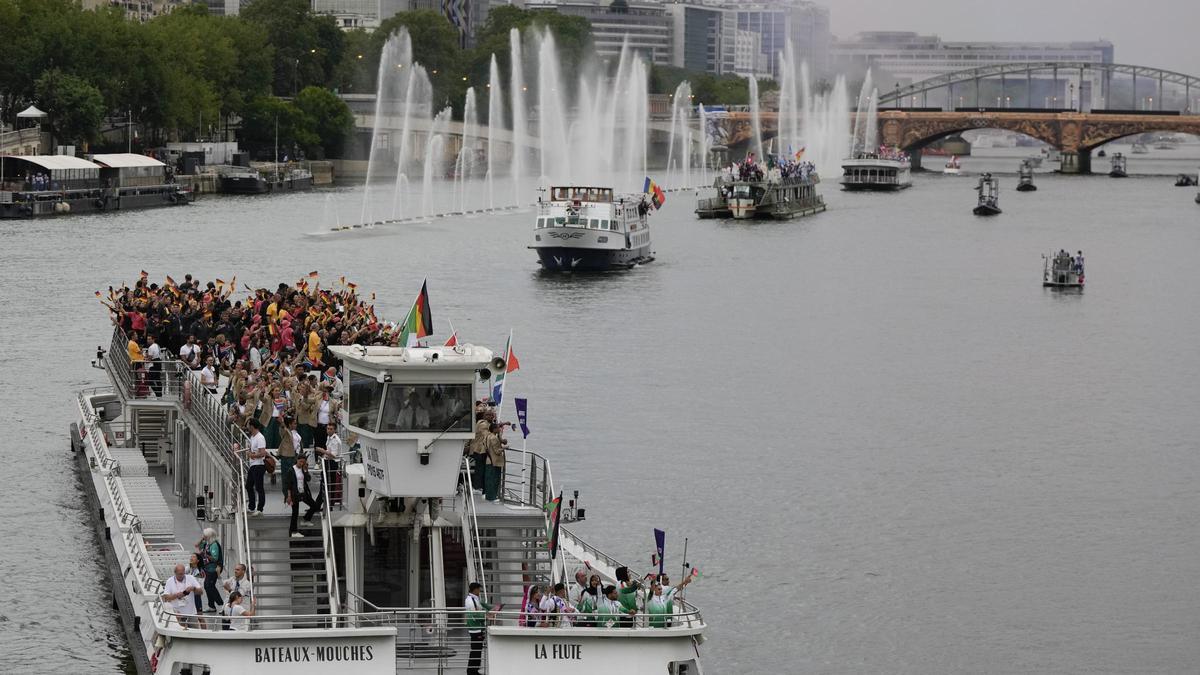 Los atletas desfilan sobre los barcos por el río Sena durante la ceremonia de apertura de los Juegos Olímpicos de Verano de 2024 en Paris