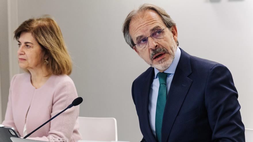 La directora financiera de Banca March, Nieves Vila, y el consejero delegado de Banca March, José Luis Acea, durante la presentación de sus resultados de 2023, a 5 de marzo de 2024, en Madrid (España).