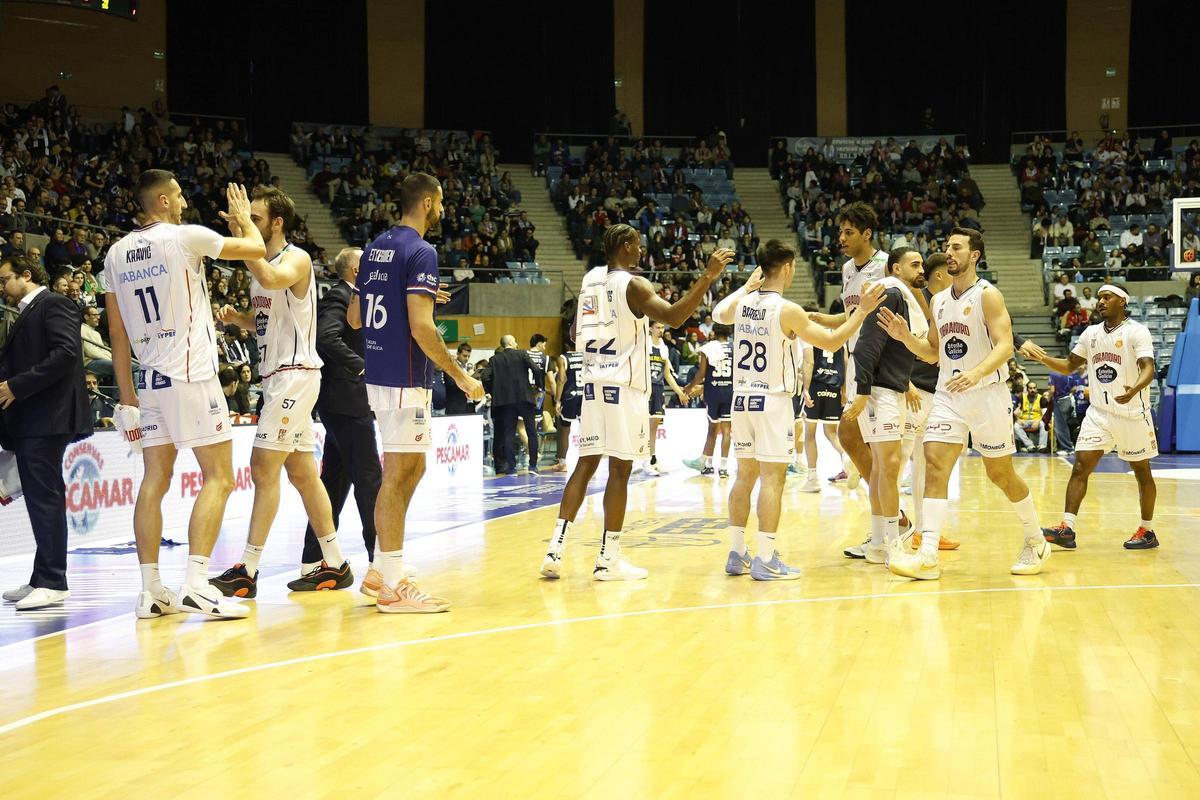 Los jugadores del Monbus Obradoiro, durante un tiempo muerto.