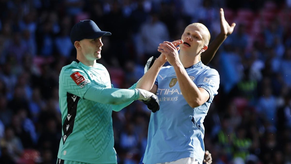Haaland se lamenta de un error ante Henderson, el portero del Crystal Palace, durante la final de la FA Cup.