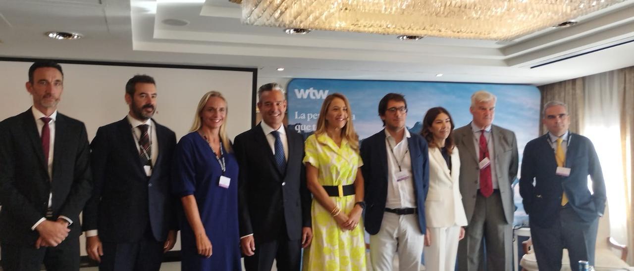 María Frontera, Encarna Piñero, el conseller Negueruela y Rosana Morillo, entre otros, en un encuentro de turismo.